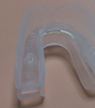 抗菌性手づくりマウスピース製作手順：奥歯部品の突起を潰した様子