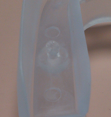 抗菌性手づくりマウスピース製作手順：ト奥歯部品の突起を潰した様子拡大写真